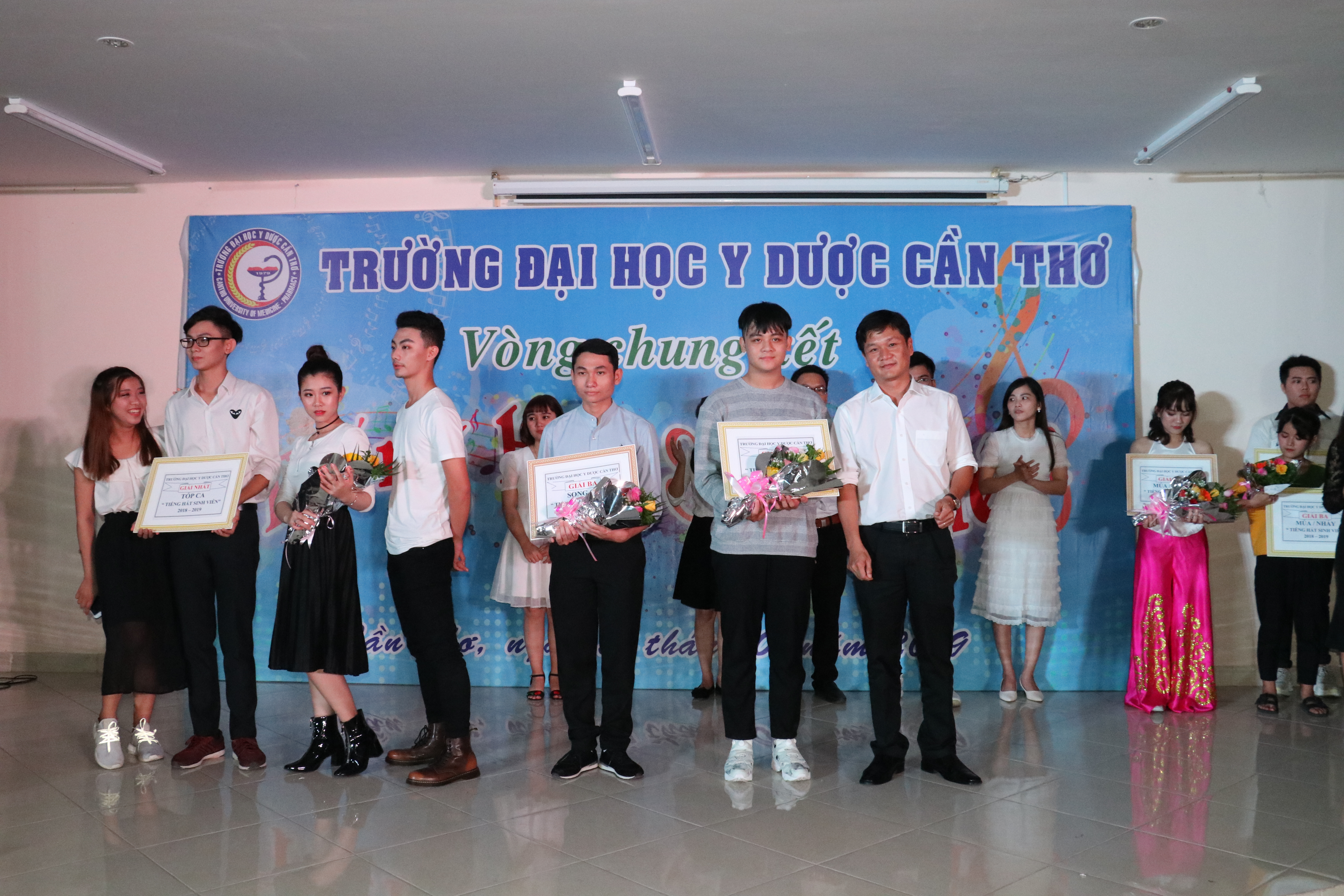 2- Ts Nguyễn Như Nghĩa - Phó GĐ TTĐTTNCXH trao giải cho các tiết mục đạt giải.JPG